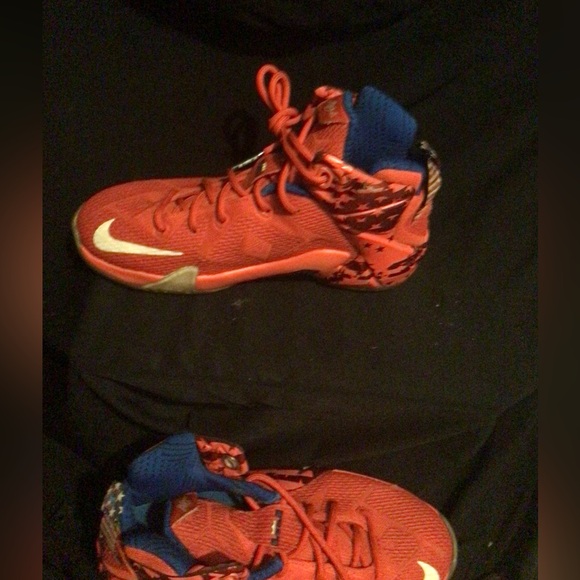 Youth Nike lebron shoes - Picture 4 of 9